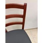 Kuhinjski stol VENEZIA češnja je izdelan iz kakovostnega masivnega lesa, ki zagotavlja stabilnost in trpežnost. Na voljo je v barvi češnje. Sedišče je