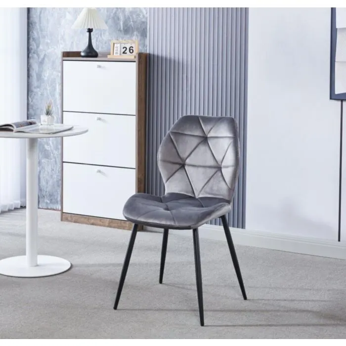 Kuhinjski stol VERACE velvet siv Kuhinjski stol VERACE je privlačen in kvaliteten stol za vašo jedilnico s kovinskim črnim podnožjem. Kombinacija sivega prešitega blaga s črnimi