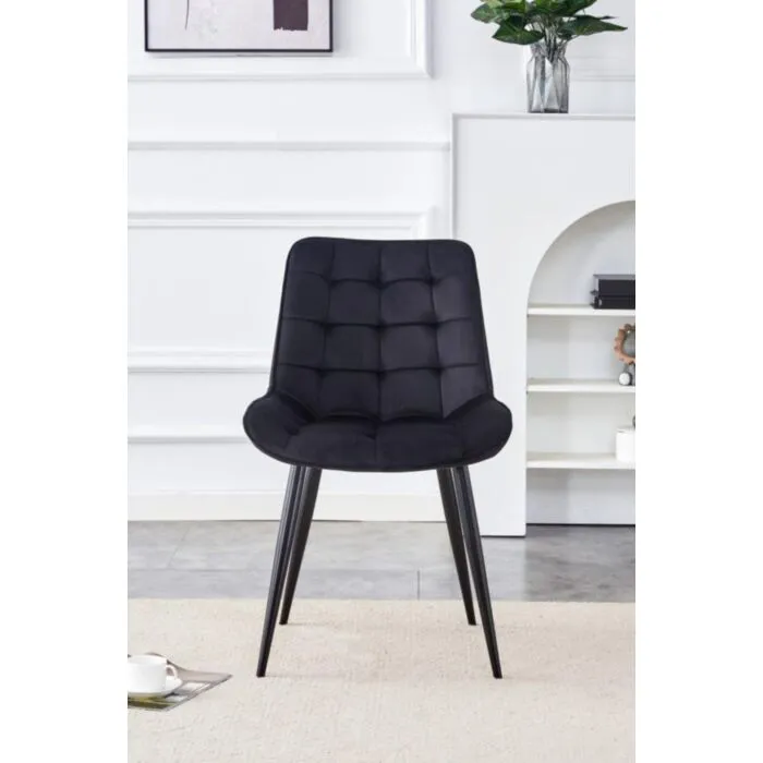 Kuhinjski stol VIKA črn Kuhinjski stol VIKA velvet črna je odlična rešitev za kombiniranje v minimalističen ali industrijski stil prostora. Kombinacija črnega prešitega blaga s