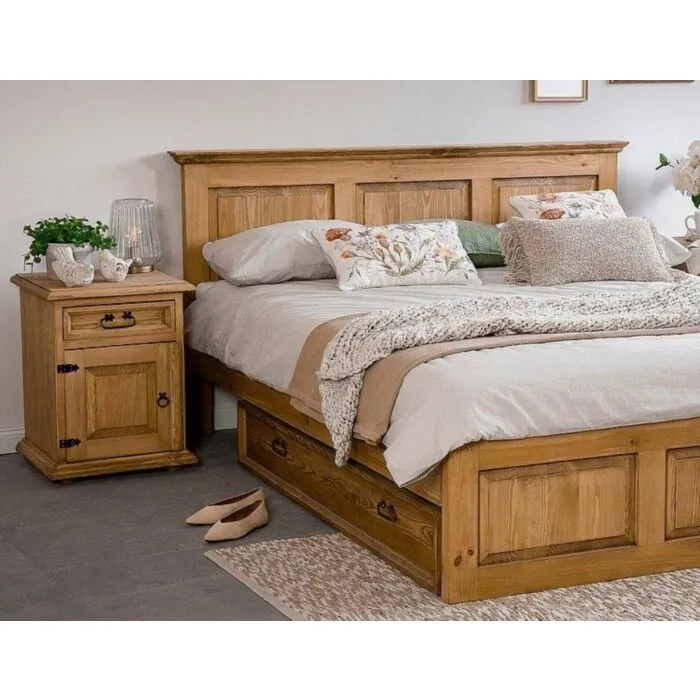 Nočna omarica POP desna Nočna omarica POP desna je narejena iz kvalitetnega borovega lesa v medeno rjavi barvi. Ta omarica ustreza desni postavitvi. Material: - Borov les Barva: -