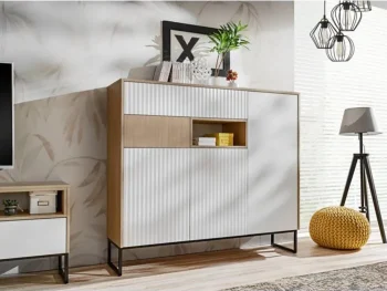 Omara ZOELA je moderno oblikovana in elegantnega videza. Brez ročajev, odpiranje po sistemu push to open. V beli mat barvi s kombinacijo lesa. Izdelana v EU