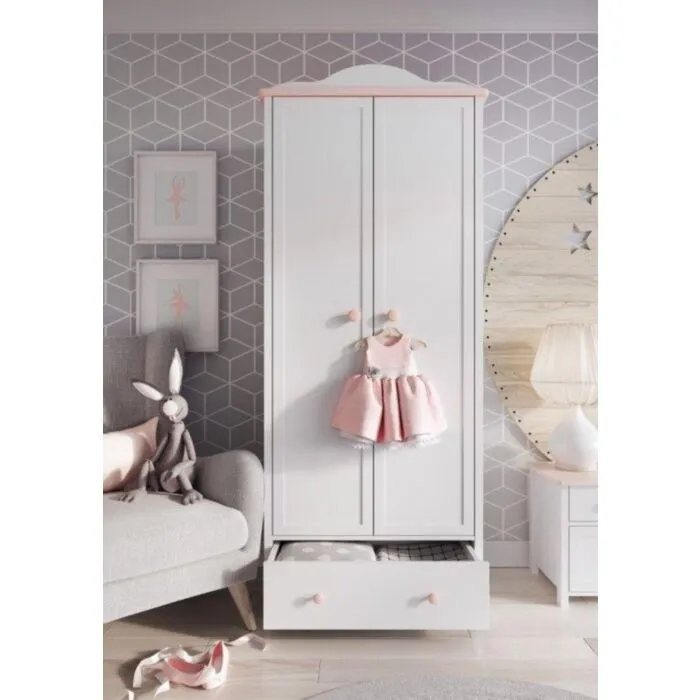 Otroška garderobna omara LINA Otroška garderobna omara LINA je omara z dvema vratama, zasnovana za vse deklice ki si želijo biti princeske. V notranjosti ima dolgo palico za obešanje