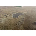 Pisalna miza ATLANTIDE je sestavljena iz kovinskega okvirja starinskega izgleda, mizna plošča je iz MDF-ja in stekla. Dimenzije: širina: 130cm globina: 65cm