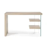 Pisalna miza BILBAO je dobavljiva v barvi lesa. Hrbet in desna stranica sta iz kaljenega stekla, debeline 10mm. Vrh, police in leva stran pa so iz MDF