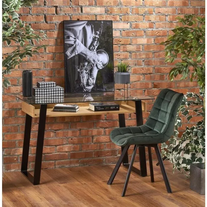 Pisalna miza GINGER je primerna za pisarniške sobe ali kot dodatek v vsak prostor. Narejena je iz kovine in MDF. Delovna površina pa je steklena. Pod samo