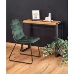 Pisarniška miza MATEJ je moderna in praktična miza, izdelana iz MDF-ja in kovine. Z dizajnom v barvi zlatega hrasta in elegantnimi črnimi detajli se