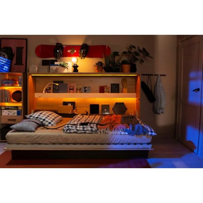 Postelja v omari BALONČEK je praktična in modna vodoravna postelja za v otroško ali mladinsko sobo. Primerna je za vzmetnico širine 120 cm in se lahko