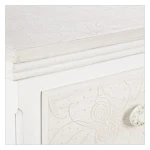 Predalnik 3C CLORINE v rustičnem slogu vas bo navdušil. Predalnik ima 3 predale. Dobavljiv je v beli barvi z dodanim motivom cvetic. Material: - MDF Barva: -