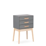 Predalnik ORDINARY 3C siva je eleganten kos pohištva, ki popestri vašo prostor. Noge so narejene iz borovega lesa z MDF ploščo. Predali so narejeni iz lesa