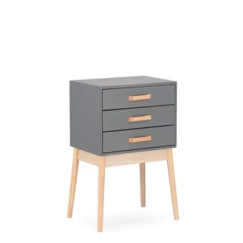 Predalnik ORDINARY 3C siva je eleganten kos pohištva, ki popestri vašo prostor. Noge so narejene iz borovega lesa z MDF ploščo. Predali so narejeni iz lesa