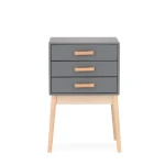 Predalnik ORDINARY 3C siva je eleganten kos pohištva, ki popestri vašo prostor. Noge so narejene iz borovega lesa z MDF ploščo. Predali so narejeni iz lesa