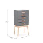 Predalnik ORDINARY 5C siva, je eleganten kos pohištva, ki popestri vaš prostor. Noge so narejene iz borovega lesa z MDF ploščo. Predali so narejeni iz