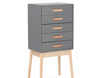 Predalnik ORDINARY 5C siva, je eleganten kos pohištva, ki popestri vaš prostor. Noge so narejene iz borovega lesa z MDF ploščo. Predali so narejeni iz