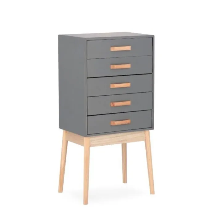 Predalnik ORDINARY 5C siva, je eleganten kos pohištva, ki popestri vaš prostor. Noge so narejene iz borovega lesa z MDF ploščo. Predali so narejeni iz