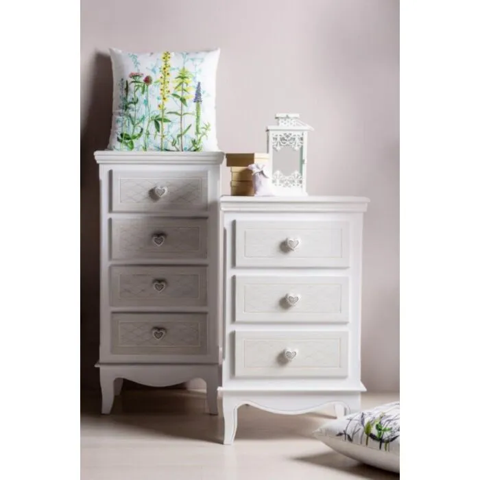 Predalnik CLORINE 4 Predalnik CLORINE 4 v rustičnem slogu vas bo navdušil. Predalnik ima 4 predale. Dobavljiv je v beli barvi z dodanim motivom cvetic. Materijal: - MDF