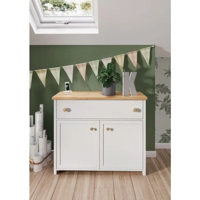 Predalnik MOLLY Predalnik MOLLY je predalnik z dvema vratoma in prostornim predalom. Primeren je za vsako otroško spalnico. Material: - Laminirana plošča - ABS robovi -