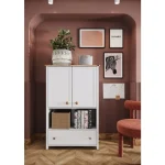 Predalnik s polico MOLLY ima dvojna vrata, odprto polico ter predal. Je eleganten ter visok predalnik, ki je lahko dostopen za vse majhne otroke. Material: -