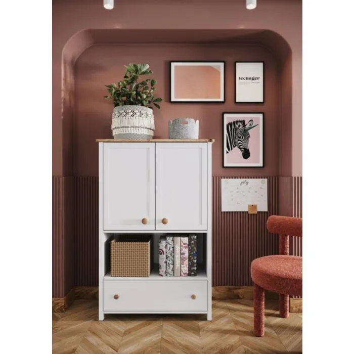 Predalnik s polico MOLLY Predalnik s polico MOLLY ima dvojna vrata, odprto polico ter predal. Je eleganten ter visok predalnik, ki je lahko dostopen za vse majhne otroke. Material: -