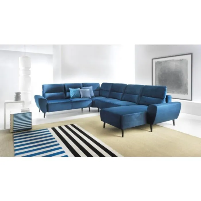 Sedežna garnitura DEJA U Sedežna garnitura DEJA U je primerna za vse, ki imajo dodaten prostor in se ga ne bojijo izkoristiti za udoben počitek. Narejena je za udobje, saj s svojo