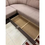 Sedežna garnitura NINA rjava je klasičnega dizajna, z lesenim dodatkom. Sedežna se raztegne v ležišče, pod dvosedom ima zaboj za shranjevanje stvari. Je