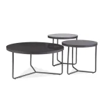 Set 3 klubskih mizic HELIOS vas bo navdušil s svojo preprosto eleganco in minimalističnim stilom. Tri barve, ki pridejo v kompletu, se lepo ujamejo z večino