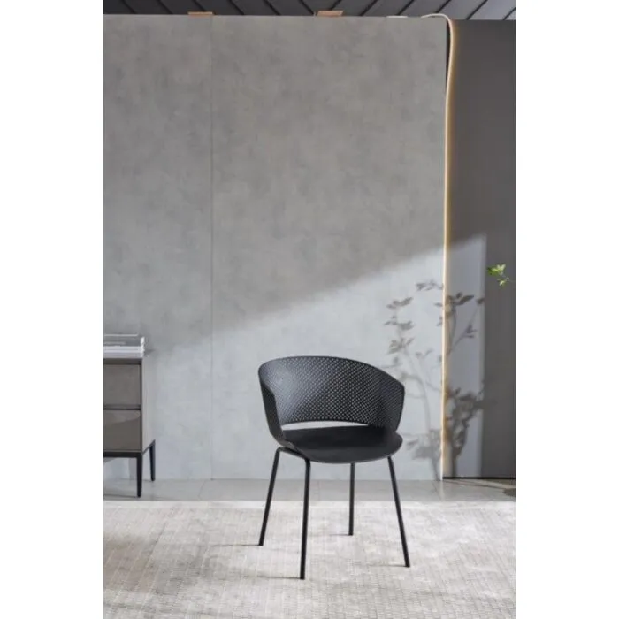 Stol SOLE črn Stol SOLE črn je moderen stol izdelan iz polipropilena, noge pa so iz kovine. Kateremu so dodana steklena vlakna za še večjo trdnost. Stol je namenjen tako