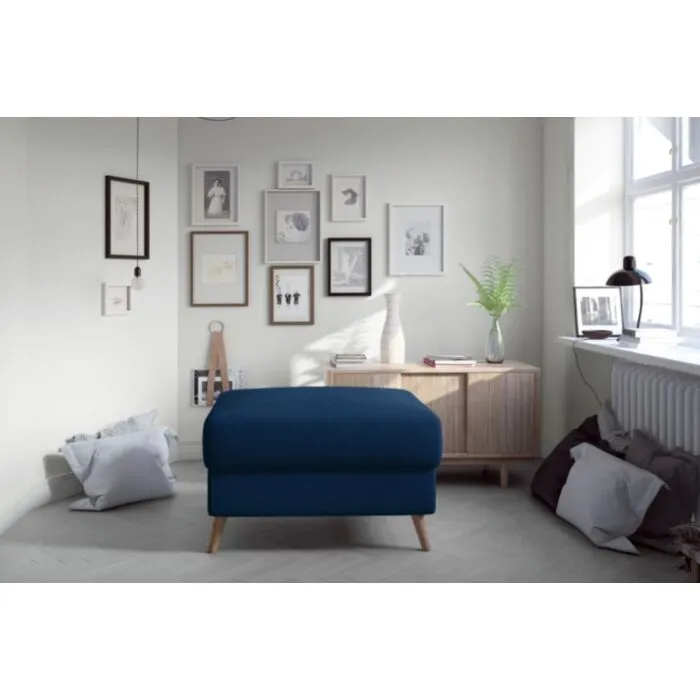 Tabure AGY 1 Tabure AGY 1 v več barvah je izdelan iz oblazinjenja in ima poševne lesene noge. Vzmet prekrita z dodatno plastjo T30 pene. Polnilo sedeža je izdelano iz