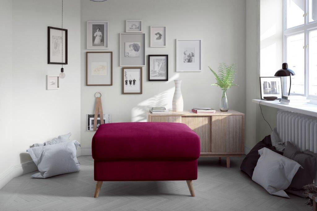 Tabure AGY Tabure AGY v več barvah je izdelan iz oblazinjenja in ima poševne lesene noge. Vzmet prekrita z dodatno plastjo T30 pene. Polnilo sedeža je izdelano iz