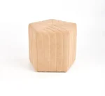 Tabure XAVIER je primeren za vsak prostor. Dobavljiv je v bež ali sivi barvi. Narejen je iz tkanine. Dimenzije: - Š: 45 cm - V: 40 cm - G : 45 cm