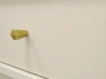 TV omarica TOMI 1 je prava izbira za sodobne in elegantne prostore. Narejena iz kakovostne laminirane plošče debeline 16 mm, zagotavlja trdnost in