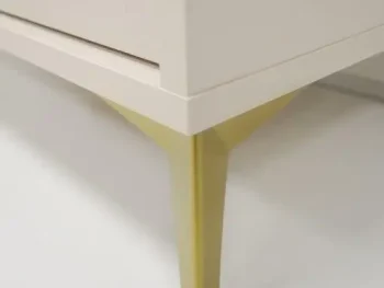 TV omarica TOMI je prava izbira za sodobne in elegantne prostore. Narejena iz kakovostne laminirane plošče debeline 16 mm, zagotavlja trdnost in dolgotrajno