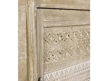 TV regal 2A MAYRA ima okvir iz lesa z ročno izrezanimi okraski, zadnje strani so iz MDF-ja. Imajo medeninaste ročaje. Material: - Les - MDF - Medeninasti