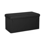 Velik tabure SMAGDA črn je narejen iz kvalitetnih materialov. Na pokrovu ga krasijo gumbki, prikladen je saj lahko v njega spravljate stvari. Barva: - Črna