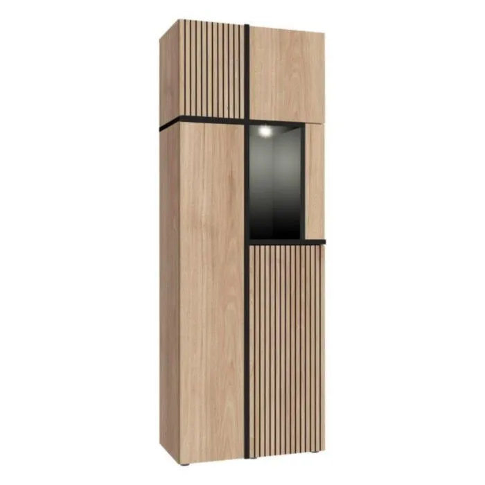 Visoka omara FERI Visoka omara FERI je elegantna in atraktivna. Moderen dizajn, z dodatkom kombinacije črne mat barve ter tiska črnih črt, se bo podal v vsak prostor. Visoka