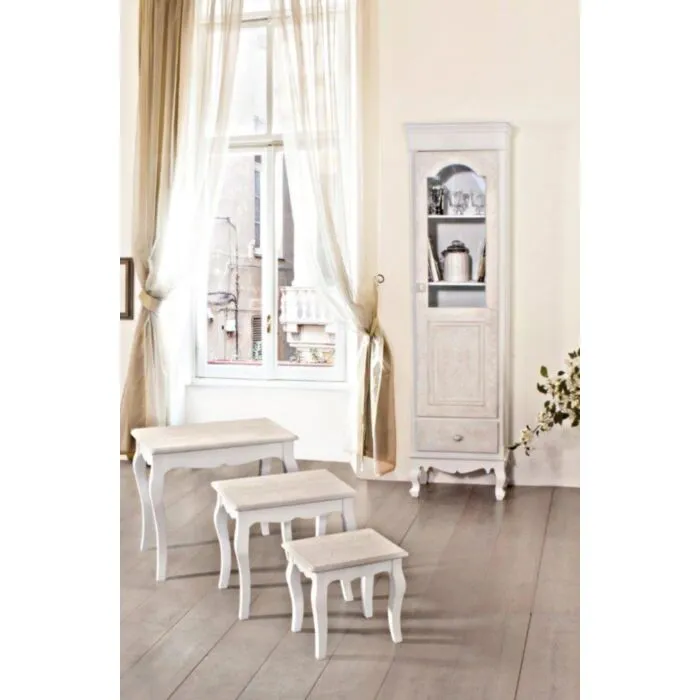 Vitrina 1A-1C CLORINE Vitrina 1A-1C CLORINE je eleganten kos pohištva, ki popestri vaš prostor. Njen poseben dizajn vas bo navdušil, saj prinese vašemu prostoru eleganco in