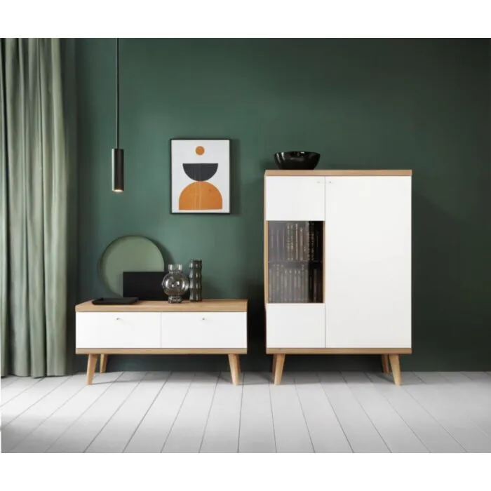 Vitrina MORI 90 Elementi iz zbirke MORI je eleganten kos pohištva, ki popestri vaš prostor. Njen poseben dizajn vas bo navdušil, saj prinese vašemu prostoru eleganco in