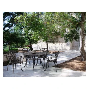 Vrtna miza VICTORIA antracit 110D. Miza je narejena iz aluminija. Barva: - Antracit Material: - Aluminij Dimenzije: širina: 110 cm višina: 71.5 cm