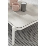 Vrtna mizica FLORENCIA 120X75 WG20 bela ima aluminjasti okvir, prašno barvan (poliester) ter stekleno ploščo. Material: - Aluminij - Steklena plošča