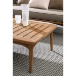 Vrtna mizica NINFA-XENIA 120X70 je narejena iz tika in ima končni zaščitni premaz in barvo akzonobel (UV odpornost). Material: - Tik - Zaščitni premaz