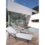 Vrtni ležalnik ARENT taupe ima jekleno konstrukcijo, sedež in naslon sta iz tekstila. Naslon se lahko spremeni v 4 različne položaje. Dimenzije: širina: