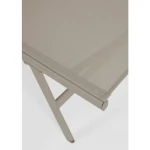 Vrtni ležalnik ARENT taupe ima jekleno konstrukcijo, sedež in naslon sta iz tekstila. Naslon se lahko spremeni v 4 različne položaje. Dimenzije: širina: