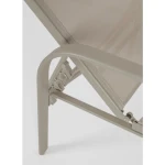 Vrtni ležalnik ARENT taupe ima jekleno konstrukcijo, sedež in naslon sta iz tekstila. Naslon se lahko spremeni v 4 različne položaje. Dimenzije: širina: