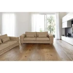 Vrtni trosed LEANDRO je narejen iz ratana in lesenega okvirja. Blazine imajo snemljivo prevleko (55% bombaž, 45% poliester), kar omogoča lažje vzdrževanje.