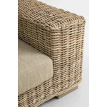 Vrtni trosed LEANDRO je narejen iz ratana in lesenega okvirja. Blazine imajo snemljivo prevleko (55% bombaž, 45% poliester), kar omogoča lažje vzdrževanje.