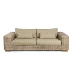 Vrtni trosed LEANDRO je narejen iz ratana in lesenega okvirja. Blazine imajo snemljivo prevleko (55% bombaž, 45% poliester), kar omogoča lažje vzdrževanje.