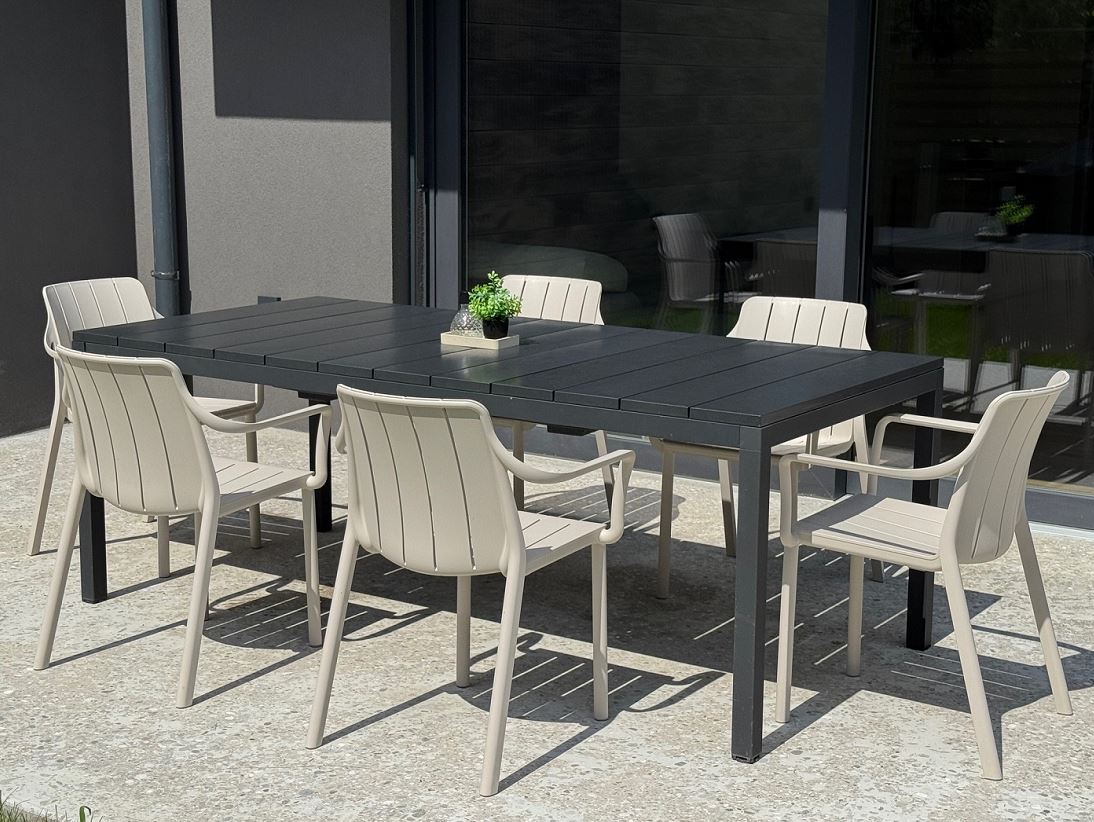 Vrtna garnitura RIO 140 + 6x stol Tiberina Vrtna garnitura RIO 140 in 6x stol Tiberina. Moderna raztegljiva vrtna garnitura proizvajalca NARDI v antracit/corda barvni kombinaciji. Garnituro sestavlja