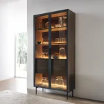 Dnevni regal LUMPI je sestavljen iz kar treh prostornih elementov: visoke vitrine z led osvetljavo, komode z led ter TV regala z led. Visoka vitrina LUMPI ni