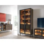 Dnevni regal LUMPI je sestavljen iz kar treh prostornih elementov: visoke vitrine z led osvetljavo, komode z led ter TV regala z led. Visoka vitrina LUMPI ni