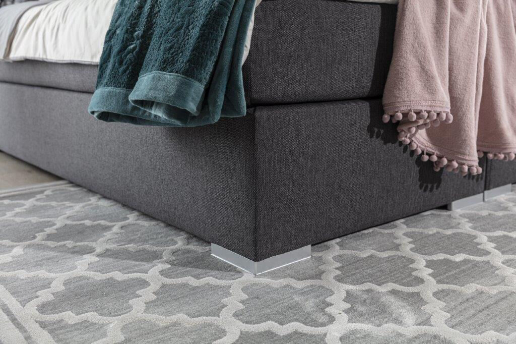 Francoska postelja INES 140X200 Francoska postelja INES je sestavljena iz visoke vzmetnice in velikega oblazinjenega okvirja. Ležišče je narejeno iz Bonnell vzmetenja, visoko 20 cm.