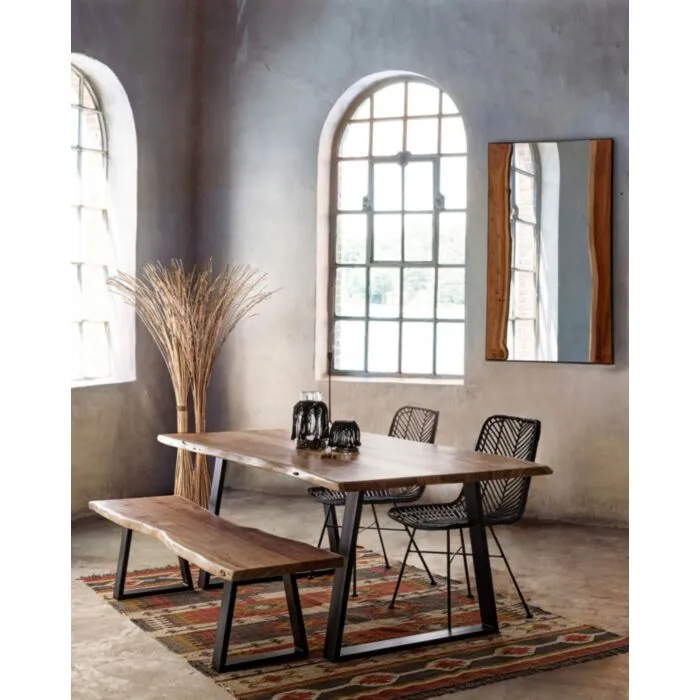 Jedilna miza ARTUR 200X95 je klasična ter naravnega videza. Mizna plošča je izdelana iz akacijevega lesa. Noge so izdelane iz kovine v črni barvi. Barva: -